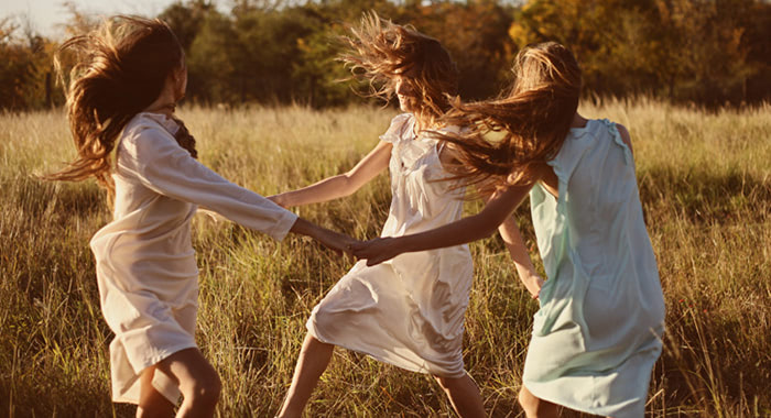 Хиппи девушки танцуют в поле
