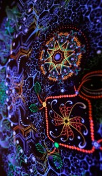 Флуоресцентный гобелен «Psyvolution»
