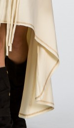 Кремовое женское платье со шлейфом