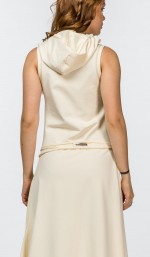 Кремовое женское платье со шлейфом